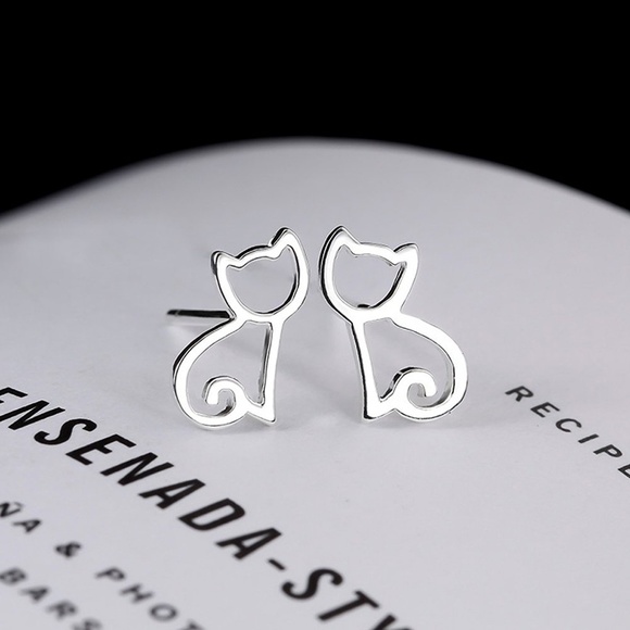 ❤️4 for $20 Sale❤️ Silver Cat Stud Earrings - Picture 3 of 4